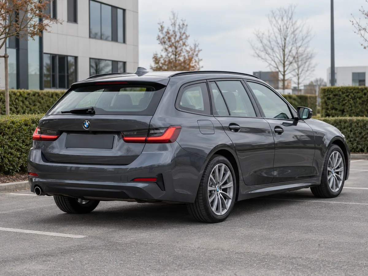 Donkergrijze BMW 3 Reeks Touring schuin van achteren gefotografeerd.