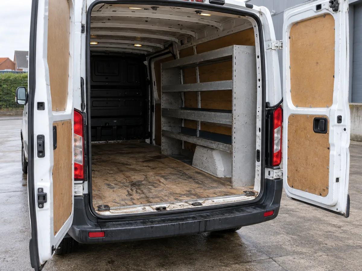Open laadruimte van een bestelwagen met ingebouwde rekken