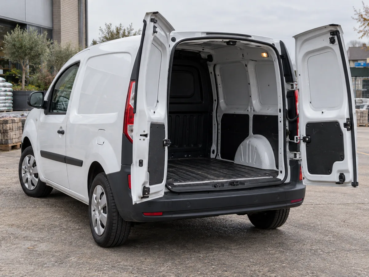 Renault Kangoo met geopende achterdeuren en zicht op de laadruimte.